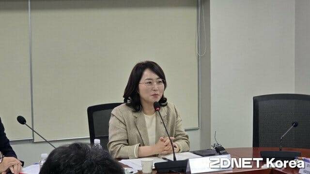 16일 국회에서 열린 ‘온라인 안전법 제정 토론회’에서 이주희 더불어민주당 의원이 개회사를 하고 있다. (사진=지디넷코리아)