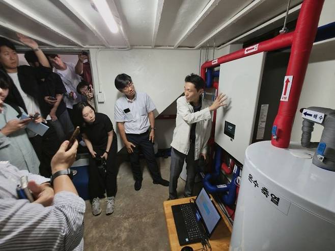 제주 도남동 실증주택 지하 기계실에 설치된 삼성전자 EHS 히트펌프의 하이드로유닛과 축열조의 모습.