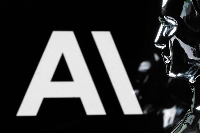 미국의 인공지능(AI) 기업 앤스로픽의 로고 앞에 놓인 작은 모형 /AFP 연합뉴스