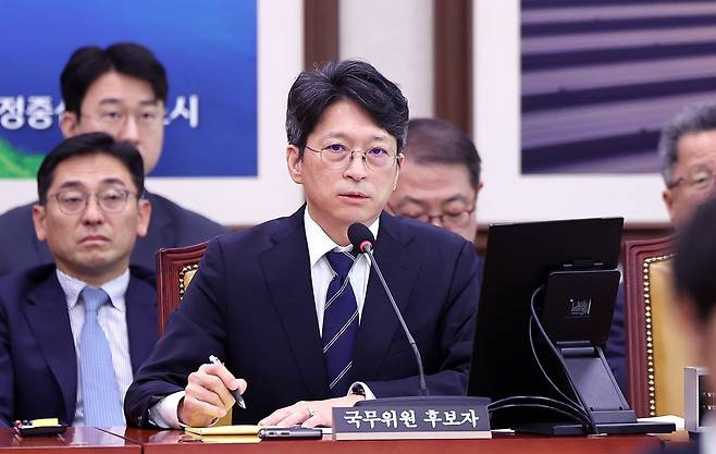 홍지선 국토교통부 장관 후보자가 16일 서울 여의도 국회에서 열린 인사청문회에서 의원들의 질의에 답하고 있다. /뉴스1