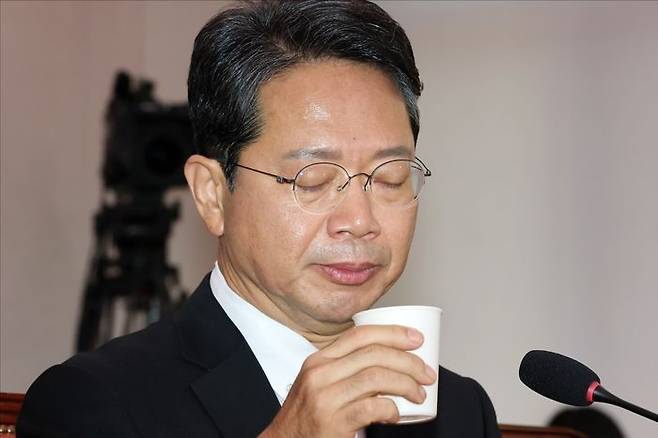 김승원 법무부 장관 후보자가 지난 15일 오전 서울 여의도 국회에서 열린 국회 법제사법위원회 국무위원 후보자(법무부 장관 후보자 김승원) 인사청문회에서 물을 마시고 있다. ⓒ데일리안 홍금표 기자