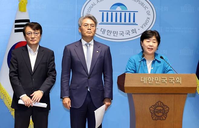 국회 법제사법위원회 서영교 위원장(오른쪽)과 더불어민주당 간사인 김의겸 의원(왼쪽), 김기표 의원이 16일 국회 소통관에서 김승원 법무부 장관 후보자 인사청문회와 관련 "적격, 적합" 의견을 밝히고 있다. ⓒ연합뉴스