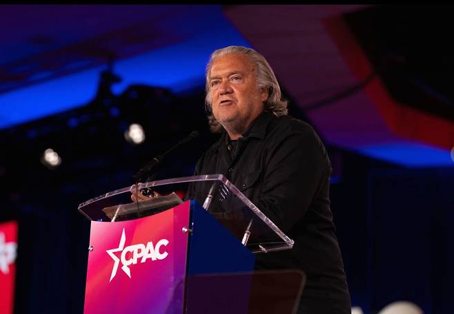 미국에서 정치적 대척점에 있는 도널드 트럼프 1기 행정부 수석전략가 스티브 배넌과 민주사회주의의 상징 버니 샌더스 무소속 상원의원(버몬트)이 인공지능(AI) 규제 필요성에 한목소리를 냈다. 다만 중국에 대해서는 정반대 주장을 내놨다. 사진은 지난 3월27일 텍사스 댈러스에서 열린 보수정치행동회의(CPAC)에서 연설하는 배넌. 2026.09.16.  [댈러스=AP/뉴시스]