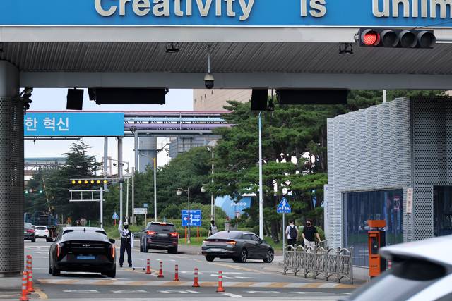 한국노총 금속노련 포스코노동조합이 지난 9일 오전 7시부터 48시간 부분 파업에 들어간 가운데 포스코 포항제철소 정문에 빨간 신호등이 켜져 있다. 연합뉴스
