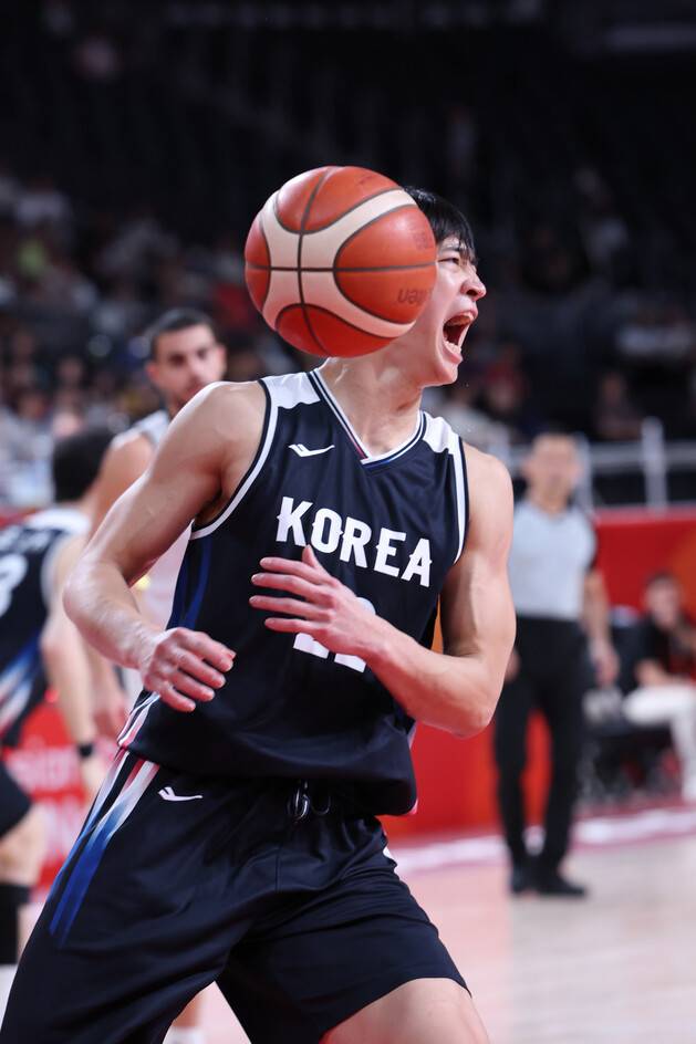 여준석이 16일 2026 아이치·나고야 아시안게임 남자 농구 8강 대한민국과 요르단의 경기에서 득점한 뒤 포효하고 있다. 나고야/최현수 기자