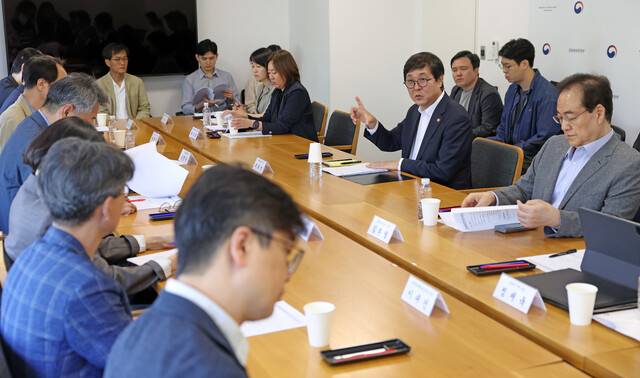 16일 서울 국립현대미술관에서 열린 문화예술정책자문위원회 출판 분과 회의에서 최휘영 문화체육관광부 장관이 자문위원들에게 내년도 정부 예산안을 설명하고 있다. 문화체육관광부 제공