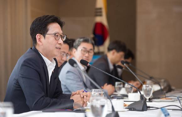 배경훈 부총리 겸 과학기술정보통신부 장관(앞줄 왼쪽 다섯번째)이 지난 8월27일 서울 중구 프레지던트 호텔에서 열린 '제2차 과학기술·인공지능 미래전략회의'에서 발언하고 있다. [사진=연합뉴스]