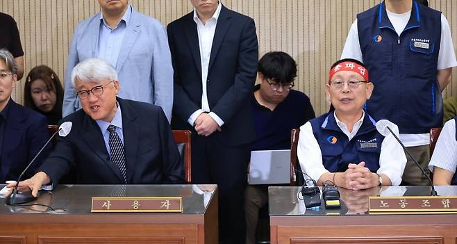 15일 서울 영등포구 서울지방노동위원회에서 재개된 버스노조의 노동 쟁의 관련 분쟁에 대한 2차 조정회의에 박점곤 서울시버스노조 위원장을 비롯한 노측(오른편)과 김정환 서울시버스운송조합 이사장을 비롯한 사용자측이 참석해 있다. 양측은 밤 9시 30분에 회의를 재개하기로 하고 다시 정회 했다.  사진=연합뉴스