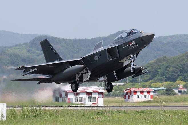 경남 사천시 공군3훈련비행단에서 국산 초음속 전투기 KF-21 시제기가 힘차게 이륙하고 있다. 사진=KAI