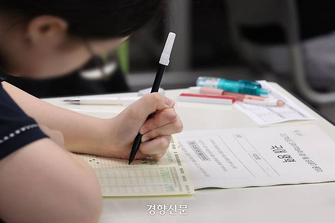 2027학년도 대학수학능력 9월 모의평가일인 지난 2일 서울 송파구 방산고에서 수험생들이 OMR카드를 작성하고 있다. 사진공동취재단