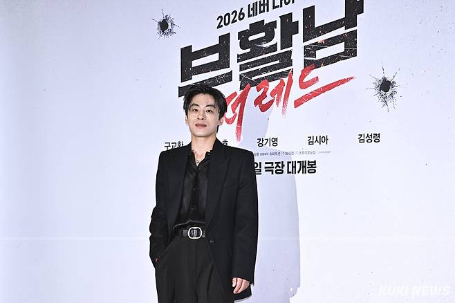 배우 구교환이 16일 서울 송파구 롯데시네마 월드타워에서 열린 영화 ‘부활남: 더 레드’ 언론시사회에 참석해 포토타임을 갖고 있다.