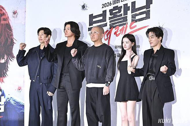 강기영, 신승호, 백종열 감독, 김시아, 구교환(왼쪽부터) 16일 서울 송파구 롯데시네마 월드타워에서 열린 영화 ‘부활남: 더 레드’ 언론시사회에 참석해 포토타임을 갖고 있다.