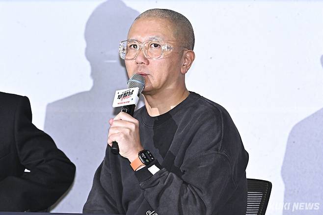 백종열 감독이 16일 서울 송파구 롯데시네마 월드타워에서 열린 영화 ‘부활남: 더 레드’ 언론시사회에 참석해 취재진들에게 인사를 하고 있다.