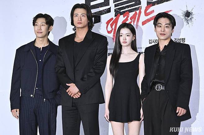강기영, 신승호, 김시아, 구교환(왼쪽부터)이 16일 오후 서울 신천동 롯데시네마 월드타워에서 열린 영화 ‘부활남: 더 레드’ 기자간담회에 참석해 포즈를 취하고 있다. 남동균 기자