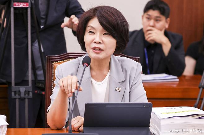 [서울=뉴시스] 정병혁 기자 = 한정애 더불어민주당 의원이 19일 서울 여의도 국회에서 열린 외교통일위원회 전체회의에서 인사말을 하고 있다. 2026.08.19. jhope@newsis.com