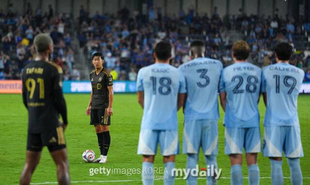 LAFC의 손흥민이 캔자스시티와의 2026시즌 MLS 경기에서 프리킥을 준비하고 있다./게티이미지코리아