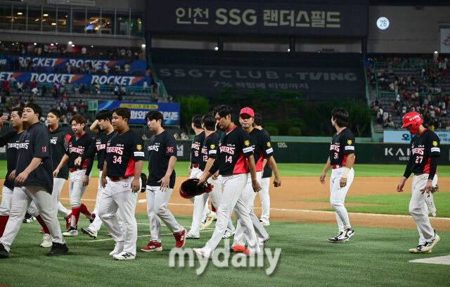 2026년 9월 15일 오후 인천 SSG랜더스필드에서 열린 '2026 신한 SOL KBO리그' KIA 타이거즈와 SSG 랜더스의 경기. KIA가 3-6으로 패한 뒤 아쉬워하고 있다./인천=유진형 기자 zolong@mydaily.co.kr