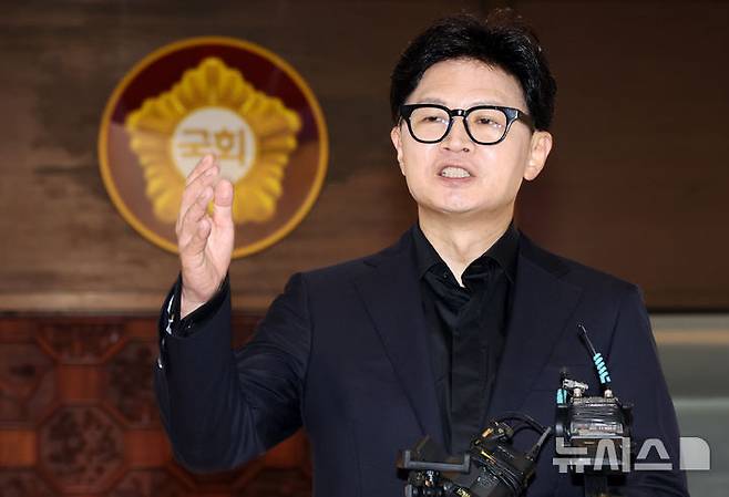 [서울=뉴시스] 최진석 기자 = 녹취록과 기소 계획 문건을 공개하는 등 의혹의 불쏘시개가 된 한 의원에 대해서도 역공을 가했다. 사진은 한 의원. 2026.09.16. myjs@newsis.com