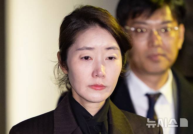 [서울=뉴시스] 황준선 기자 = 김경 전 서울시의원에게 지방선거 공천헌금 1억원을 받은 혐의로 기소된 강선우 무소속 의원에게 검찰이 징역 4년을 구형했다. 사진은 강 의원이 지난 3월 3일 오후 서울 서초구 서울중앙지방법원에서 열린 구속 전 피의자 심문(영장실질심사)를 마친 뒤 법원을 나서는 모습. 2026.09.16. hwang@newsis.com