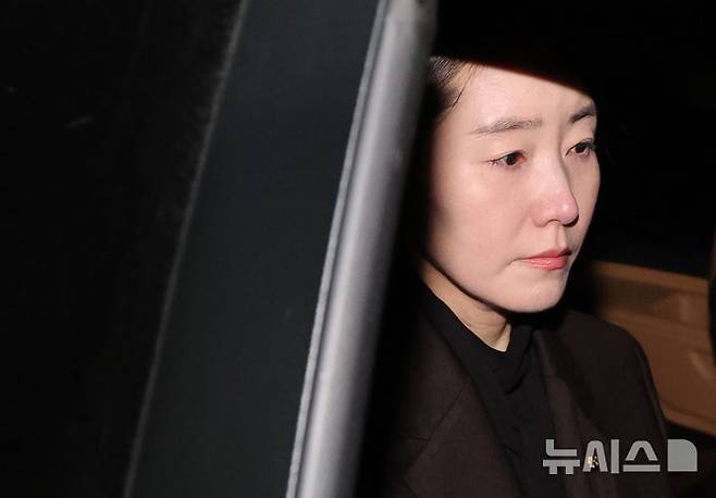 [서울=뉴시스] 황준선 기자 = 김경 전 서울시의원에게 지방선거 공천헌금 1억원을 받은 혐의로 기소된 강선우 무소속 의원에게 검찰이 징역 4년을 구형했다. 사진은 강 의원이 지난 3월 3일 오후 서울 서초구 서울중앙지방법원에서 열린 구속 전 피의자 심문(영장실질심사)를 마친 뒤 차량에 탑승한 모습. 2026.09.16. hwang@newsis.com