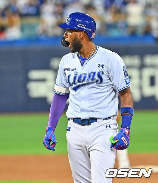 [OSEN=대구, 이석우 기자] 15일 대구삼성라이온즈파크에서 2026 신한 SOL KBO 리그 삼성 라이온즈와 롯데 자이언츠의 경기가 열렸다. 홈팀 삼성은 원태인이, 방문팀 롯데는 박세웅이 선발 출전했다. 삼성 라이온즈 디아즈가 8회말 2사 만루 우익수 앞 2타점 안타를 치고 기뻐하고 있다. 2026.09.15 / foto0307@osen.co.kr