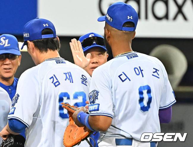 [OSEN=대구, 이석우 기자] 15일 대구삼성라이온즈파크에서 2026 신한 SOL KBO 리그 삼성 라이온즈와 롯데 자이언츠의 경기가 열렸다. 홈팀 삼성은 원태인이, 방문팀 롯데는 박세웅이 선발 출전했다. 삼성 라이온즈 박진만 감독이 롯데 자이언츠에 7-3으로 역전승하고 디아즈와 기쁨을 나누고 있다. 2026.09.15 / foto0307@osen.co.kr