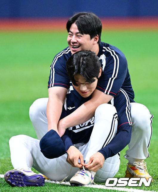 [OSEN=고척, 최규한 기자] 류지현 감독이 이끄는 2026 아이치·나고야 아시안게임 야구 대표팀이 16일 오후 서울 고척스카이돔에서 훈련을 가졌다.야구 대표팀은 오는 18일 나고야로 이동한 뒤 21일 B조 조별예선 대만전, 22일 홍콩전, 23일 태국전을 치른 뒤 25일부터 26일까지 슈퍼라운드를 거쳐 27일 메달 결정전을 펼친다. 야구 대표팀 노시환과 김도영이 훈련을 준비하며 인사를 나누고 있다. 2026.09.16 / dreamer@osen.co.kr