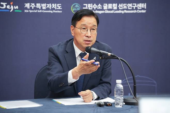 위성곤 제주특별자치도지사가 15일 '2026 그린수소 글로벌포럼'이 열리고 있는 제주국제컨벤션센터(ICC)에서 기후에너지환경부 출입기자단과 간담회를 갖고 있다. 뉴시스