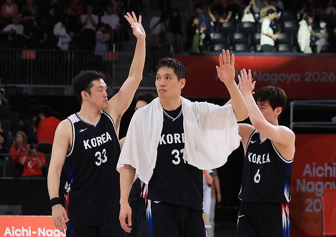 13일 일본 나고야 아이치 인터내셔널 아레나에서 열린 2026 아이치·나고야 아시안게임 남자 농구 예선 일본과의 경기에서 승리한 한국 선수들이 기뻐하고 있다. 연합뉴스