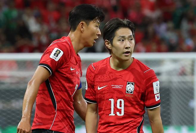 축구대표팀 로베르트 모레노 임시 감독이 4-4-2 포메이션을 게임 모델로 결정하면서 손흥민(왼쪽)과 이강인의 투톱 가동 여부에 관심이 쏠린다. 6월 12일 체코와 북중미월드컵 조별리그 1차전서 프리킥을 준비하는 모습. 과달라하라｜뉴시스