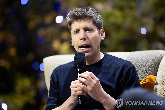 세일즈포스 행사서 발언하는 올트먼 샘 올트먼 오픈AI 최고경영자(CEO)가 15일(현지시간) 미국 샌프란시스코 예르바부에나예술센터에서 마크 베니오프 세일즈포스 CEO와 대담하고 있다. [게티이미지/AFP=연합뉴스]