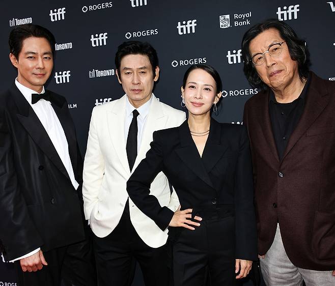 제51회 토론토국제영화제서 '가능한 사랑' 팀 [넷플릭스·셔터스톡 제공. 재판매 및 DB금지]