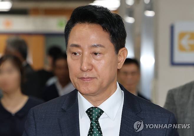 공판 출석하는 오세훈 서울시장 (서울=연합뉴스) 이진욱 기자 = 오세훈 서울시장이 21일 서울고법에서 열린 정치자금법 위반 혐의 2심 첫 공판에 출석하고 있다, 오 시장은 2021년 4·7 서울시장 보궐선거를 앞두고 명씨로부터 10차례에 걸쳐 여론조사 결과를 받아보고 후원자인 사업가 김한정씨에게 비용 3천300만원을 대신 내게 한 혐의로 작년 12월 불구속 기소됐다. 1심은 오 시장에게 시장직 상실형에 해당하는 벌금 1천만원을 선고하고 추징금 2천100만원을 명했다. 2026.8.21 cityboy@yna.co.kr