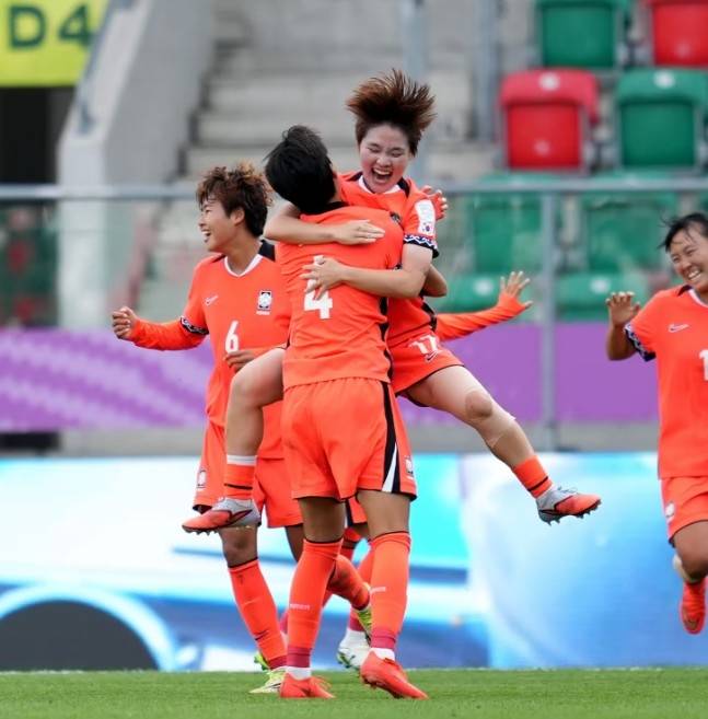 득점에 성공한 범예주와 함께 기뻐하는 한국 선수들 [FIFA 홈페이지 캡처. 재판매 및 DB 금지]