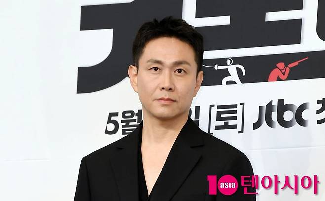 배우 오정세가 공식 행사에서 포즈를 취하고 있다. / 사진=텐아시아DB