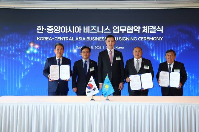 사진 왼쪽부터 현대차그룹 기획조정담당 서강현 사장, 산업통상자원부 박정성 통상교섭본부장, 카자흐스탄 외교부 투자위원회 아르닥 제베셰프 위원장, 유나이티드그룹 알라타우 비야체슬라프 킴 회장, 카스피안 그룹 최유리 회장. 현대차그룹 제공.