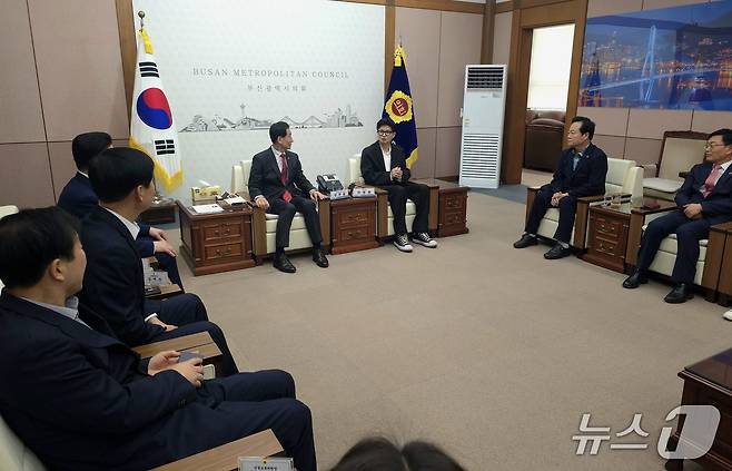 부산시의회 찾은 한동훈…"2028년 총선, 보수 동남풍 불어야"