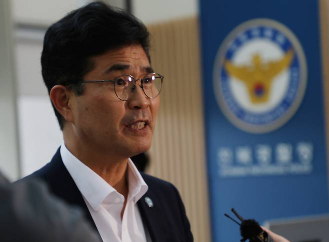 지방선거를 앞두고 허위사실을 공표한 혐의로 고발된 이원택 전북특별도지사가 지난 7월 29일 경찰 조사를 받기 위해 전북경찰청으로 향하고 있다./연합뉴스