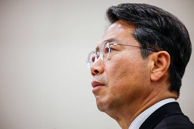 김승원 법무부 장관 후보자가 15일 서울 여의도 국회 법제사법위원회에서 열린 인사청문회에서 의원들을 바라보고 있다. 뉴시스