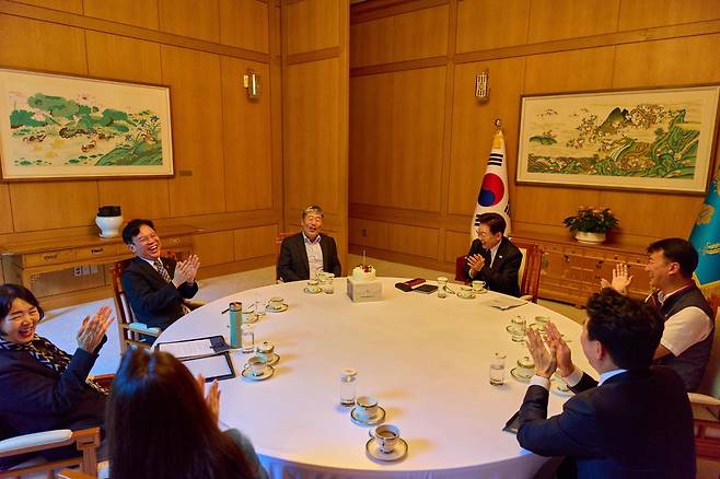이재명 대통령이 3일 청와대에서 김동명 한국노총 위원장, 양경수 민주노총 위원장 등과 차담을 나누고 있다. 이 대통령부터 시계 방향으로 양경수 위원장, 강훈식 비서실장, 강유정 수석대변인, 김경자 사회수석, 김영훈 고용노동부 장관, 김동명 위원장. 청와대 제공
