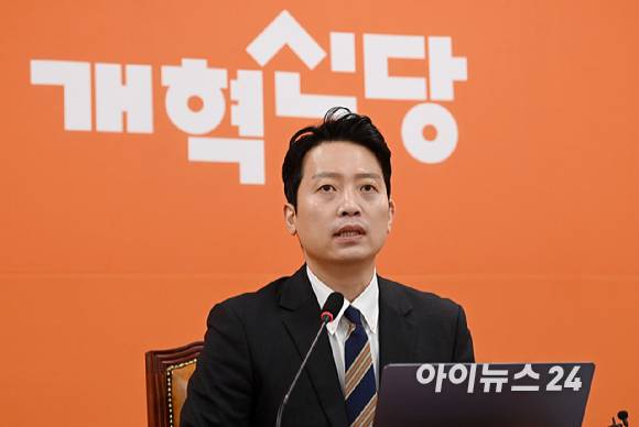 이기인 개혁신당 비상대책위원장이 17일 서울 여의도 국회에서 첫 번째 쇄신안 발표를 하고 있다. [사진=곽영래 기자]
