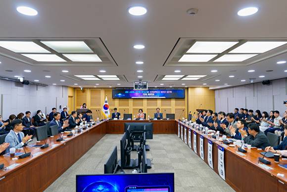 ‘AX시대, 지역 주도형 산업혁신 방안 모색 국회 토론회’가 열리고 있다 [사진=이인선 의원실]