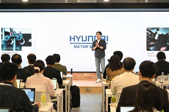 현대차·기아 AVP본부장 박민우 사장이 11일 포티투닷(42dot) 사옥에서 진행된 자율주행 미디어데이에서 발표를 하고 있다. [사진=현대차]