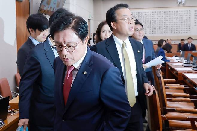 17일 국회 법제사법위원회 전체회의에서 야당 간사인 박형수 의원 등 국민의힘 소속 법사위원들이 김승원 법무부 장관 후보자 인사청문경과보고서 처리에 반발하며 퇴장하고 있다. 연합뉴스