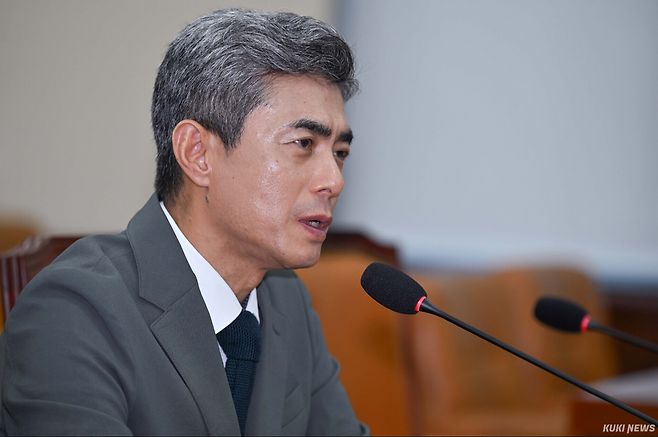 강신철 국방부 장관 후보자가 지난 16일 서울 여의도 국회에서 열린 인사청문회에서 의원 질의에 답하고 있다. 쿠키뉴스 자료사진