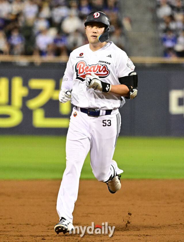 2026년 9월 16일 오후 서울 잠실구장에서 열린 '2026 신한 SOL KBO리그' 삼성 라이온즈와 두산 베어스의 경기. 두산 양석환이 4회말 1사 후 솔로 홈런을 친 뒤 그라운드를 돌고 있다./잠실=유진형 기자