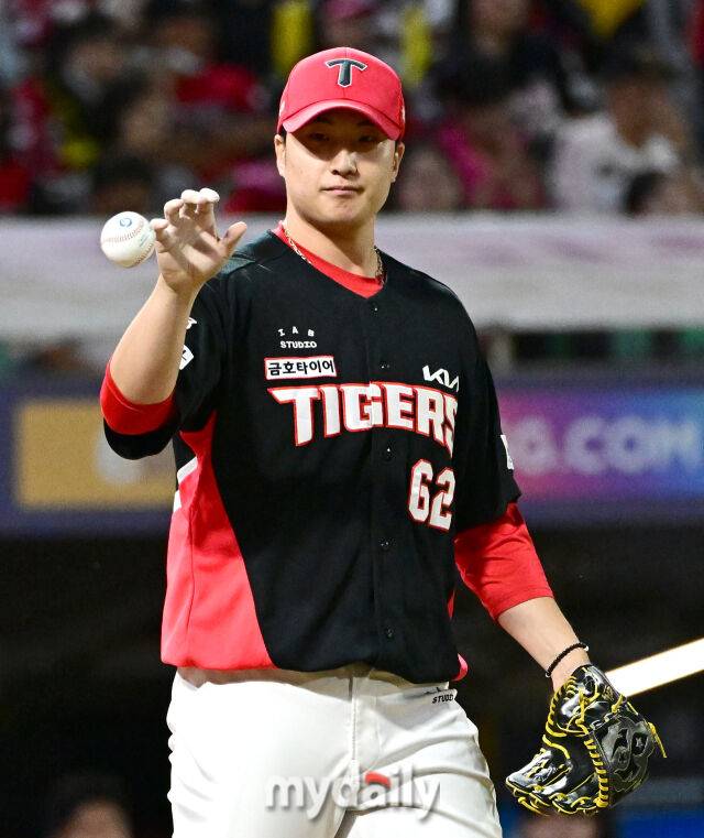 2026년 9월 15일 오후 인천 SSG랜더스필드에서 열린 '2026 신한 SOL KBO리그' KIA 타이거즈와 SSG 랜더스의 경기. KIA 정해영이 5회말 무사 만루서 구원등판해 SSG 에레디아에게 2타점 동점 적시타를 맞고 아쉬워하고 있다./인천=유진형 기자 zolong@mydaily.co.kr