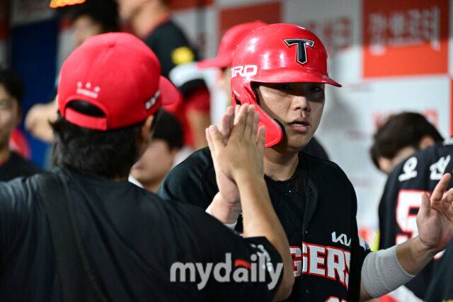 2026년 8월 21일 오후 서울 고척스카이돔에서 열린 '2026 신한 SOL KBO리그' KIA 타이거즈와 키움 히어로즈의 경기. KIA 3루 주자 한준수가 2회초 2사 1.3루서 박재현의 1타점 적시타 때 홈을 밟고 기뻐하고 있다./마이데일리