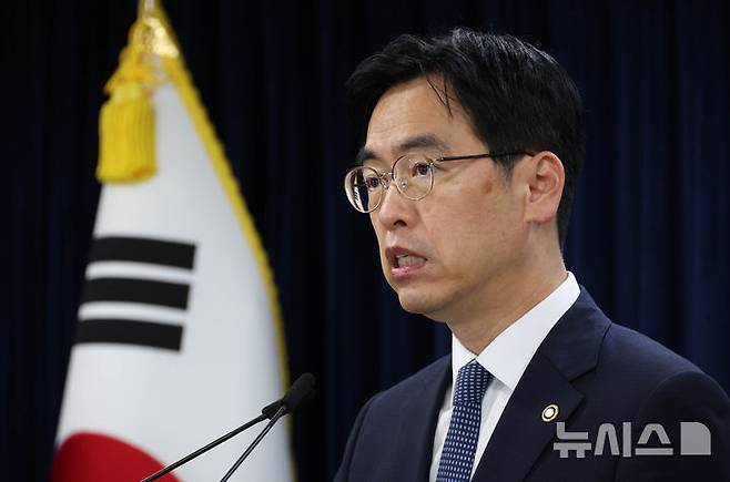 [서울=뉴시스] 조수정 기자 = 중대범죄수사청 개청준비단 단장인 김민재 행정안전부 차관이 17일 오전 서울 종로구 정부서울청사에서 초대 중수청장 후보자 관련 브리핑을 하고 있다. 김 차관은 브리핑에서 언론과 국회에서 제기된 김지용 후보자에 대한 논란 중 김학의 출금 사건, 정진웅 검사 독직폭행 사건, 검수완박 반대 및 윤석열 전 검찰총장 징계 반대와 관련 해명하고 국민의 우려를 가볍게 넘기지 않겠다고 밝혔다. (공동취재)  2026.09.17. chocrystal@newsis.com
