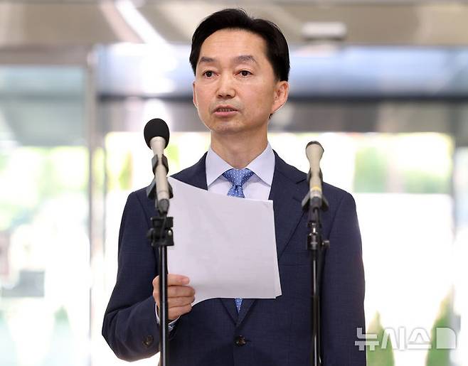 [서울=뉴시스] 이영환 기자 = 김지용 중대범죄수사청장 후보자가 14일 오후 서울 종로구 정부서울청사 창성동 별관에서 최근 현안 관련 입장 표명을 하고 있다. 2026.09.14. 20hwan@newsis.com